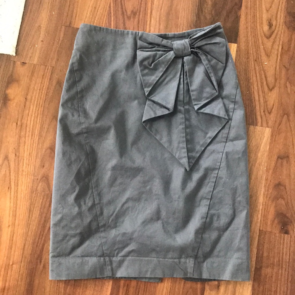 Gray pencil skirt with bow accent